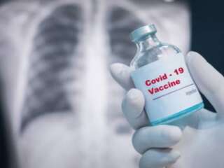 DETIENE FARMACÉUTICA ENSAYOS PARA VACUNA DE COVID-19 POR ENFERMEDAD DE PARTICIPANTE