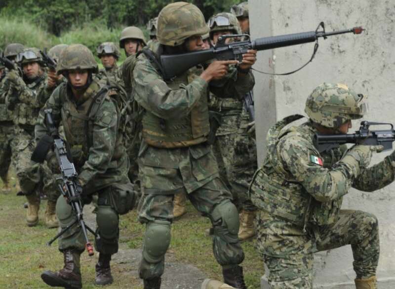PROPONEN INICIATIVA PARA RETIRO GRADUAL DE MILITARES A CUARTELES