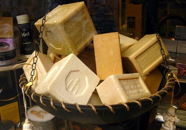 JABÓN, ARTÍCULO DE LIMPIEZA QUE SURGIÓ DE GRASA Y CENIZA